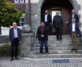 Bild: bkr
Lothar Porst, Bürgermeister Thomas Kaufmann, Reinhard Etterer, Josef Hecht, Matthias Melzner, Abgeordneter Tobias Reiß und Fraktionssprecher Bernhard Söllner (von links) tauschten sich auch über den Umbau des Alten Rathauses in ein Bürgerhaus aus.