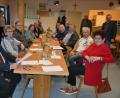 Bild: jr
16 Mitglieder kamen am Freitagabend zu einer Versammlung des SPD-Ortsvereins ins Sportheim des SV Mitterteich. Vorsitzender Johann Brandl (sitzend, links) ging auf die Kommunalwahl ein und richtete Kritik an verschiedene Seiten. Mit dabei war auch Kreisvorsitzende Brigitte Scharf (sitzend, rechts).