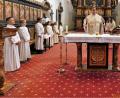 Bild: wbe
Stadtpfarrer Walter Hellauer mit der ersten Kommuniongruppe am Altar der Stadtpfarrkirche.