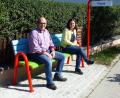 Bild: lgc
ILE-Regionalmanagerin Annika Schreier und Bürgermeister Johannes Schmid nehmen auf dem "Mitfahrerbankerl" schon mal Platz. Das Schild zeigt an, dass beide darauf nur eine Pause machen.