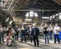 Bild: Glashütte Lamberts/exb
Die geehrten langjährigen Mitarbeiter der Glashütte Lamberts zusammen mit Geschäftsführer-Gesellschafter Rainer Schmitt (Vierter von rechts) und Prokurist Robert Christ (links) in der historischen Ofenhalle.