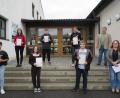 Bild: jzk
Schulleiter German Helgert (hinten rechts) und Englischlehrerin Cornelia Spies (rechts) gratulierten den Neuntklässlern zum bestandenen PET-Sprachtest.