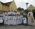 Bild: jzk
Stadtpfarrer Thomas Kraus (rechts) und Ruhestandspfarrer Siegfried Wölfel begleiteten die Erstkommunionkinder von der Grundschule Kemnath zum Tisch des Herrn.