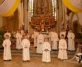 Bild: bey
Vierzehn Kinder feiern am Sonntagvormittag in der Stadtpfarrkirche St. Sigismund mit Stadtpfarrer Pater Hans Ring das Fest der heiligen Erstkommunion. Begleitet wurden sie von ihrer Klassenlehrerin Diana Troidl.