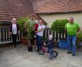 Bild: rkp
Familie Fuchs (Mitte) freute sich über den Aprikosenbaum, den die GOV-Vorstandsmitglieder Wolfgang Schmidt (rechts), Elvira Köppl und Gabi Hörmann überreicht hatten.