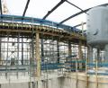 Bild: Gabi Schönberger
Die ersten Filterbehälter sind bereits an Ort und Stelle. In etwa einem Jahr soll das neue Wasserwerk den Betrieb aufnehmen. Die Verwaltungsräte der Stadtwerke sind von den Dimensionen der beiden Gebäude beeindruckt.