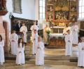 Bild: do
Einen festlichen Gottesdienst feiern die 13 Erstkommunionkinder der Pfarrei St. Laurentius mit Stadtpfarrer Thomas Jeschner (hinten, Mitte), Pfarrvikar Gerald (hinten, rechts) und Pastoralreferent Alfred Kick (hinten, links).