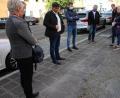 Bild: sne
Der Bauausschuss nimmt den Gehweg neben dem ehemaligen Schlecker-Markt in Augenschein. Deutlich sind die Spuren der Zeit darauf zu erkennen. Der Belag muss ersetzt werden.