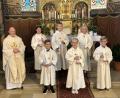 Bild: ga
Sechs Kinder aus Schwarzach und Unterauerbach empfingen in der Pfarrkirche St. Nikolaus erstmals die Kommunion. Pfarrer Walter Hofmann zelebrierte den festlichen Gottesdienst.