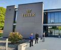 Bild: Peggy Biczysko
Elegant, licht und mit erlesenster Technik ausgestattet präsentiert sich das Bürogebäude des Chenille-Produzenten Feiler in Hohenberg, wofür Architekt Peter Hilgarth (Mitte) mit dem internationalen Iconic-Award und dem German Design Award ausgezeichnet worden ist. Links im Bild Firmenchef Dieter Schwedt und rechts seine Ehefrau Kristine Schwedt.