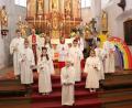 Bild: rpp
Pfarrer Heribert Stretz (Dritter von links) stellte sich nach dem Festgottesdienst mit den Kommunionkindern zum Erinnerungsfoto auf: (von links) Philipp Poisel, Benjamin Kamm, Pfarrer Heribert Stretz,  Catherine Kellner, Elisa Bodner, Ministrantin Sofia Schmidt, Jack Lynch, Lucas Raps, Ministrantin Lena Slama, Johanna Kopp, Kreuzträger Peter Sieber, Bastian Slama und Hannah Sieber.