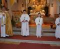 Bild: jr
Kaplan Daniel Schmid mit den drei Erstkommunikanten Johannes Männer, Alina Weidhas und Bastian Haberkorn (von links) beim Festgottesdienst in der Pfarrkirche St. Leonhard.