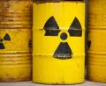 Symbolbild: Sebastian Kahnert/dpa
Hannover: Mit gelben Tonnen und dem Radioaktiv-Zeichen demonstrieren Greenpeace-Aktivisten gegen das Atommüllendlager in Gorleben.