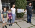 Bild: hir
Stellvertretend für das Mitarbeiter-Engagement der Deutschen Post übergab Birgit Reil (Zweite von rechts) 400 Euro an den Vorsitzenden des Fördervereins Gerhard Pamler (rechts). Weitere 200 Euro steuerte das Busunternehmen Vogl bei.
