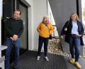 Bild: Wolfgang Steinbacher
Die Lüdecke GmbH von Klaus Herdegen (links) ist der erste größere Amberger Arbeitgeber, der sich an der Kippenjagd von Karin Meixner-Nentwig (Mitte) und Helen Jelinek (Bündnis für Familien) beteiligt.