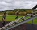 Bild: Tobias Gräf
Egal, ob Mann oder Frau: Soldatinnen bekommen bei der Bundeswehr keine Sonderbehandlung – auch das ist Gleichberechtigung. Auf der Hindernisbahn in der Pfreimder Oberpfalzkaserne beweisen Hauptgefreite Katrin Ruhland und Stabsfeldwebel Reinhard Jäger gemeinsam sportliche Fitness.