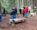 Bild: ld
Groß war das Interesse am Wald-Erlebnis-Tag der "Goldbacher Wurzelzwerge" im Birket. Kinder, Eltern und Großeltern schauten sich im "Spielplatz Wald" um.
