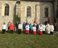 Bild: Theresia Otterbein/exb
Die Pfarrei Kastl verabschiedet Pfarrer Pater Ryszard Kubiszyn. Nach dem Auszug stellten sich die Verantwortlichen vor der Klosterkirche auf.