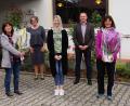 Bild: wec
Den beiden für 40 Jahre Arbeit im Kindergarten geehrten Erzieherinnen Isabella Groh (links) und Hildegard Feuerer (rechts) gratulieren Kindergartenleiterin Marina Hildebrand (Mitte), Bürgermeister Erich Meidinger (Zweiter von rechts) und Geschäftsstellenleiterin Liane Kern (Zweite von links).