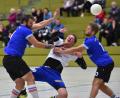 Bild: A. Schwarzmeier
Die Regensburger Spieler kennen kein Erbarmen und stoppen  Christoph Harrieder vom HC Weiden am Kreis mit hartem Einsatz. Der HC Weiden gewann das Saisonauftaktspiel mit 32:31.