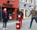 Bild: Wolfgang Steinbacher
Der Roßmarkt soll frei von Kippen werden und auch bleiben – dafür engagieren sich Gina Renner, Karin Meixner-Nentwig und Sigi Renner (von links). Gesammelt werden die hochgiftigen Zigarettenstummel in Behältern, die auf Betreiben des Vereins Tobacycle aus recycelten Resten von Glimmstängeln hergestellt wurden.
