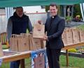 Bild: R. Kreuzer
Pfarrer Thomas Kohlhepp ist der Erste am Stand der "Kirwa to go"-Aktion kurz vor dem Start des Verkaufs zur Kirchweihfeier und Patrozinium.