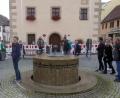 Bild: mor
Am Brunnen vor dem Rathaus startet Elisabeth Schreml (Mitte) mit dem Skiclub Pistenschwinger Gössenreuth die historische Führung durch die Altstadt von Grafenwöhr.