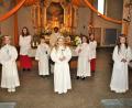 Bild: sgs
Die Erstkommunionkinder Ronja Gschrey, Hannes Troidl, Maja Bockshecker, Alexander Gürtler und Paula Lang zusammen mit Pfarrer Cyprian Anyanwu und den Ministranten