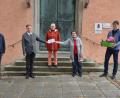 Bild: dob
1000 Euro übergibt Flohmarkthändlerin Christa Wildenauer (Zweite von rechts) an die Vertreter der Evangelischen Kirchengemeinde für die Sanierung der Stadtkirche. Stadtpfarrer Dieter Schinke (Zweiter von links) ist überwältigt von der Spendenbereitschaft der findigen Flohmarktsammlerin, die auch immer wieder ein Herz für die evangelische Kirchengemeinde übrig hat.