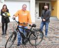 Bild: Gabi Schönberger
Susanne Döbereiner (von links) spendete das E-Bike ihres verstorbenen Vaters für die Kleine Städtische Hilfe, nachdem Reinhard Hübner das Rad vor der Haustür gestohlen wurde. Bürgermeister Sebastian Dippold dankt für das Engagement mit einem Blumenstrauß.