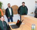 Bild: ker
Erfreut über die neuen Räume der Waldbesitzervereinigung zeigen sich (stehend, von links) Vorsitzender Robert Pirner sowie die beiden Geschäftsführer Johannes Bogner und Jörg Berendes. Mit im Bild ist Larissa Pickelmann, die zur Zeit ein Praktikum bei der WBV absolviert.