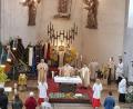 Bild: gi
Mit einem Festgottesdienst wurde die Amtseinführung des neuen Moosbacher Pfarrers Udo Klösel (Mitte) mit Dekan Alexander Hösl (rechts) und Diakon Herbert Sturm gefeiert.