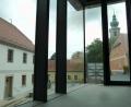 Bild: Portner
Archiv mit Ausblick: Das Panoramafenster im Treppenhaus lässt den Blick zum Museum und zur Pfarrkirche schweifen. Ob das Gebäude allerdings heuer für einen „Tag der offenen Tür“ geöffnet wird, steht noch nicht fest.