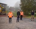Bild: bnr
Die Bauarbeiten in Obersteinbach wurden zur vollen Zufriedenheit aller Beteiligten ausgeführt. Bei der Bauabnahme waren anwesend (von links): Martin Dunst vom Ingenieurbüro Weiß, Bauamtsleiter Thomas Prey, Bauhofleiter Rudolf Scharf, Tobias Baumer Baufirma und Bürgermeister Frank Zeitler.