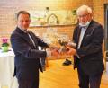Bild: Bühner
Oberbürgermeister Jens Meyer (links) überreicht das Abschiedsgeschenk für den scheidenden Seniorenbeauftragten Alfons Heidingsfelder.