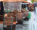 Bild: Gabi Schönberger
Wochenmarkt neben Gastronomie: Das befeuert sich seit jeher gegenseitig, die einen wissen die anderen zu schätzen. Und auch der Christkindlmarkt ist als Besuchermagnet willkommen. Doch in der Coronakrise scheint ein Nebeneinander unmöglich.