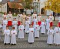 Bild: bph
Am frühen Vormittag, als die erste Gruppe mit 14 Kindern zur Kirche zog war es zwar noch ziemlich kalt, und doch strahlten die Erstkommunionkinder in ihren weißen Kleidern.