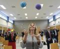 Bild: Petra Hartl
Staatssekretärin Anna Stolz vom Bayerischen Staatsministerium für Unterricht und Kultus probiert die Übungen bei der Vorstellung von Voll in Form II an der Mittelschule in Kümmersbruck selbst aus.