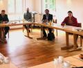 Bild: wku
Vier evangelische Gemeinden aus Amberg und Hirschau wollen gemeinsam an den Reformationstag erinnern und erwarten dazu einen prominenten Festprediger, der auch schon am Vorgespräch teilnahm (von links): Diakonin Veronika Fleps, Pfarrer Heinrich Arweck, Regionalbischof Klaus Stiegler aus Regensburg, Dekan Karlhermann Schötz, Pfarrer David Scherf, Pfarrer Stefan Fischer und Pfarrerin Julia Sollinger.