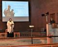 Bild: rgr
Die Mitglieder des Katholischen Frauenbundes beten zusammen mit Stadtpfarrer Bernhard Müller in der Friedenskirche den Rosenkranz.