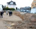 Bild: Stephan Huber
Vor dem Spatenstich an der Regensburger Straße 68: An dieser Stelle entsteht das neue Geschäfts- und Wohnhaus.