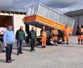 Bild: bö
In Schmidmühlen wurde ein neuer Kippanhänger für den Bauhof angeschafft. Von links Bürgermeister Peter Braun, Martin Rester und Thomas Prößl von Landtechnik Rester, sowie die Bauhofmitarbeiter Dieter Baumer, Daniel Wolfsteiner, Christian Lautenschlager (Vorarbeiter), Thomas Riegel und Manuel Müller.