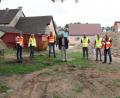 Bild: flt
Der Durchbruch von der Schlossstraße in das neue Baugebiet Kapellenweg erfolgte bereits im Sommer. Zur weiteren Durchführung trafen sich Mitarbeiter der Planungsfirma BBI aus Regensburg und der bauausführenden Firma Strabag mit Bürgermeister Lothar Müller und den verantwortlichen Mitarbeitern aus dem Bauamt, um Details und Terminabläufe zu besprechen.