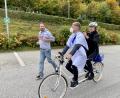 Bild: Eva Schatz/BR
Woidboy Andi Weindl lässt sich während einer Tandemfahrt vom Kastler Boder die Haare schneiden, während Uli Nutz nebenher joggt und sich mit dem Friseur unterhält.