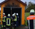 Bild: dob
Ein Großaufgebot an Feuerwehrkräften rückt am Donnerstagabend nach Brünst aus, um einen Garagenbrand zu löschen. Schnell ist das Feuer unter Kontrolle. Verletzt wurde niemand.