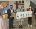 Bild: fsb
Nistkästen für Pirk, zum Dank ein selbstgemaltes Bild für die Staatssekretärin. Von links Rektorin Claudia Piehler, MdL Tobias Gotthardt, Staatssekretärin Anna Stolz, stellvertretende Kindergartenleiterin Stefanie Reil und Bürgermeister Dietmar Schaller