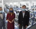 Bild: Petra Hartl
Judith Gerlach bei Siemens in Amberg. Elektronikwerk-Leiter Gunter Beitinger (links) und Vorstandsmitglied Klaus Helmrich zeigten der Staatsministerin für Digitales den Standort.