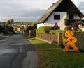Bild: lnz
In zahlreichen Orten der Region gibt es farbige Warnfiguren zur Temporeduzierung, wie etwa hier in Neuhof (Gemeinde Leonberg). Josef Schwägerl regte den Kauf solcher Figuren auch für die Mitterteicher Ortsteile an.