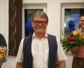 Bild: bö
Sein Engagement für den Verein der Dorfgemeinschaft in Allersburg ist sprichwörtlich. Seit 20 Jahren steht Alois Siegert (Mitte) an der Spitze der Dorfgemeinschaft Allersburg e.V. Dafür bedankte sich die Gemeinschaft mit Martin Plank (links) und dem stellvertretenden Vorsitzenden Josef Kaiser (rechts).