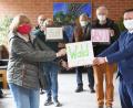Bild: Gabi Schönberger
Ein schweres Päckchen mit dem Titel „Wald statt West IV“ im Gepäck: Das Aktionsbündnis Walderhalt überreicht 2900 Unterschriften an Oberbürgermeister Jens Meyer. Sie fordern die Stadt Weiden auf, auf die weiteren Planungen für ein neues Gewerbegebiet in Weiden West zu verzichten. Wichtige Weichen soll dazu das Bürgerbegehren stellen.